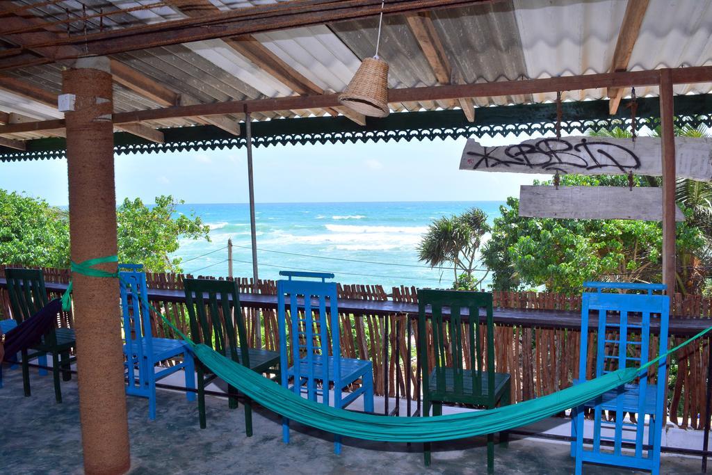 Cheeky Monkey Surf Camp Weligama Exterior photo