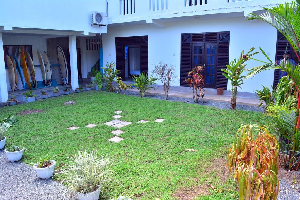 Cheeky Monkey Surf Camp Weligama Exterior photo